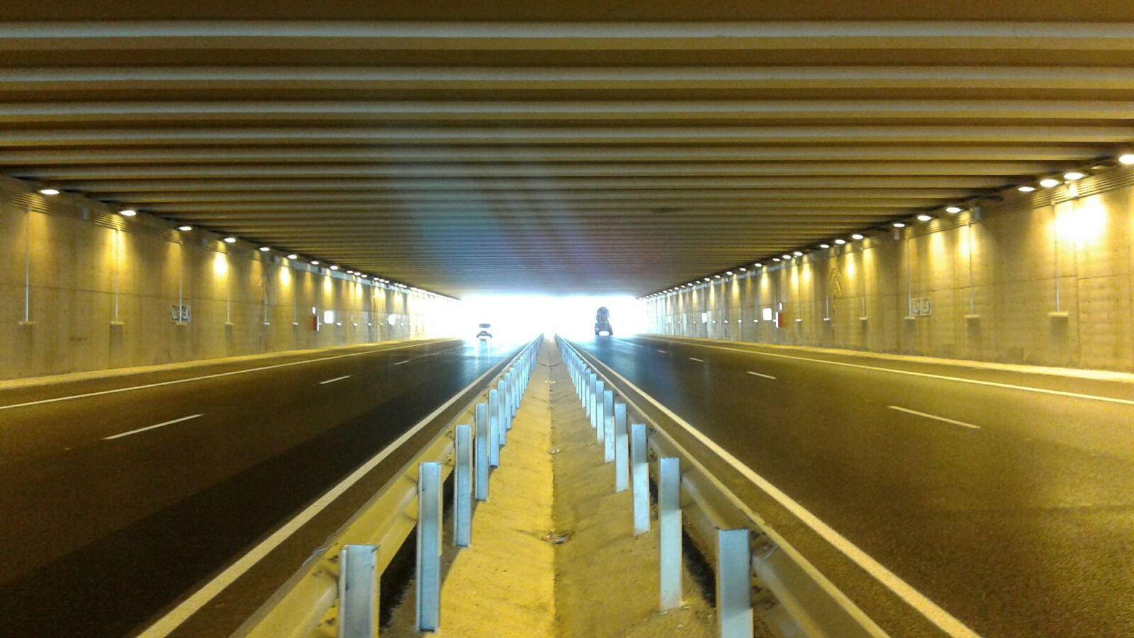 Túnel viario con alumbrado e instalaciones
